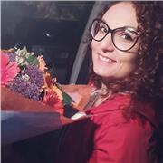 Dottoressa chimica impartisce lezioni di chimica per ragazzi di scuole medie, superiori e universitá